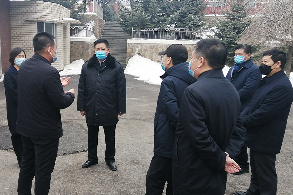 在本溪市第一社会福利院和溪湖区养老院,田树槐详细询问了人员流动