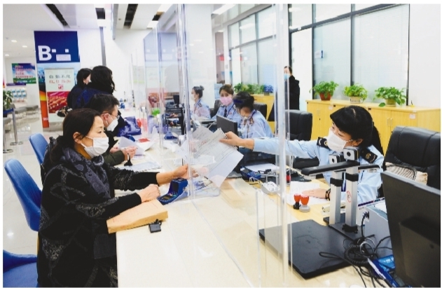 政务服务线上线下齐发力