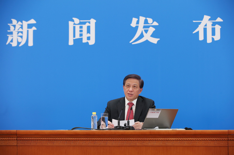 十三届全国人大四次会议举行新闻发布会